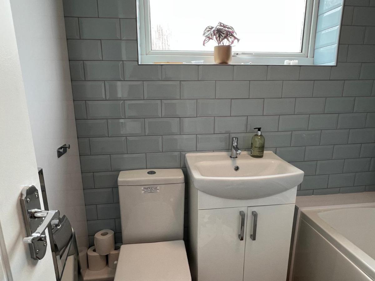 Chine Cottage Self-Catering Coastal Bungalow In Rural West Wight 프레시워터 외부 사진