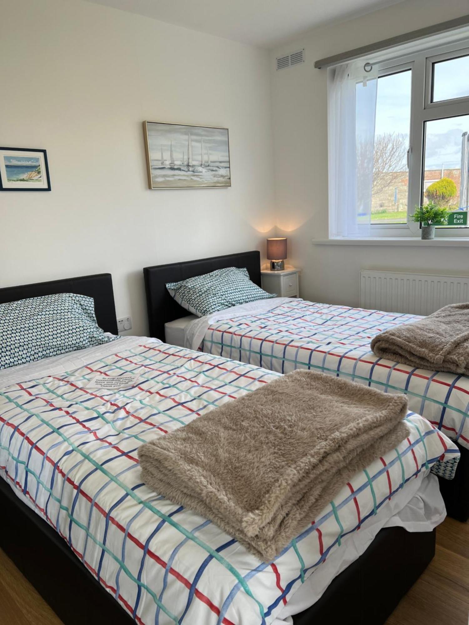 Chine Cottage Self-Catering Coastal Bungalow In Rural West Wight 프레시워터 외부 사진