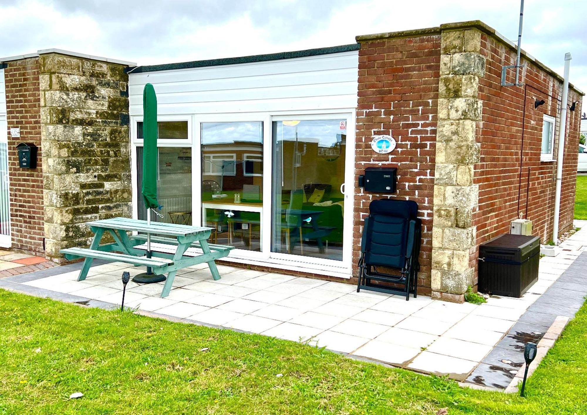 Chine Cottage Self-Catering Coastal Bungalow In Rural West Wight 프레시워터 외부 사진